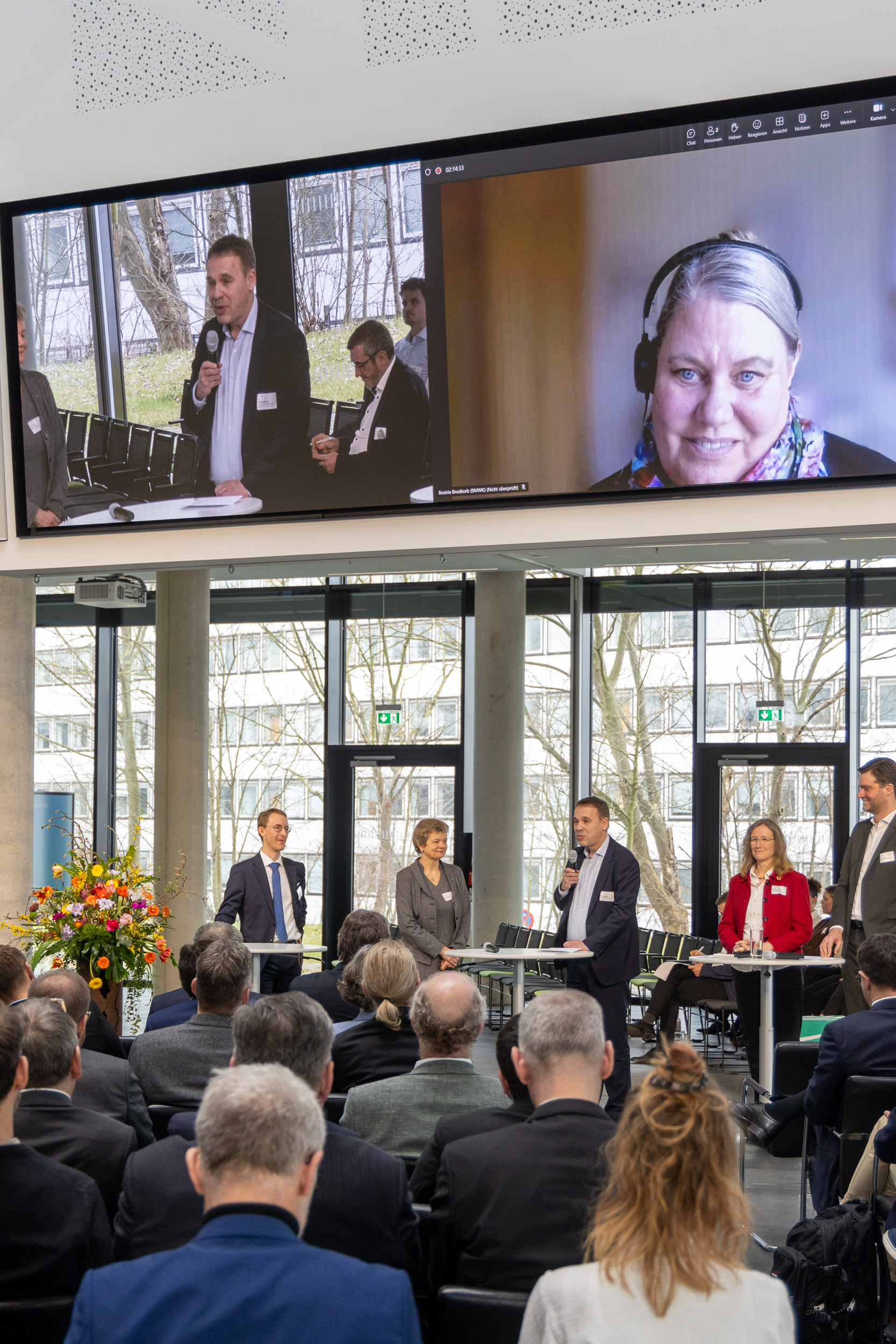 Podiumsdiskussion &quot;Herausforderungen der Energiewende gemeinsam meistern Wissenschaft – Wirtschaft – Politik&quot; | Dr. Dirk Biermann, Geschäftsführer Operations, 50Hertz Transmission GmbH; Dr. Britta Buchholz, Vize-Präsidentin Verteilnetze Hitachi Energy Ltd., Vorsitzende Vorstand ETG; Dr. Patrick Wittenberg, Vorstandsvorsitzender E.DIS AG; Beatrix Brodkorb, Leiterin der Unterabteilung Stromnetze im BMWK; Prof. Dr. Martin Braun, Institutsleiter Fraunhofer IEE; Prof. Dr. Ute Clement, Präsidentin Universität Kassel